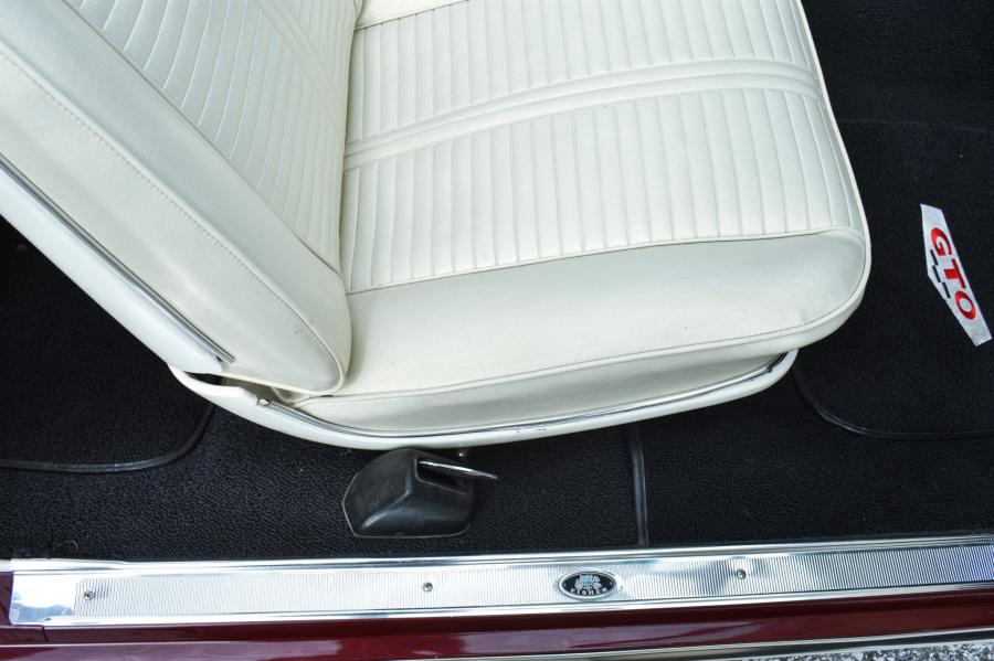 Интерьер Pontiac Tempest GTO Convertible 1966 года  (фото 41 из 83)